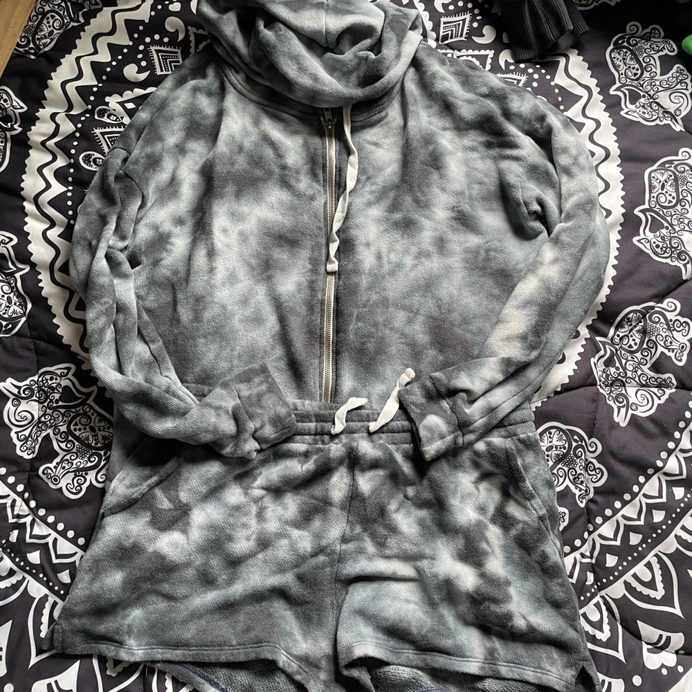 Women’s tie dye shorts and zip black medium